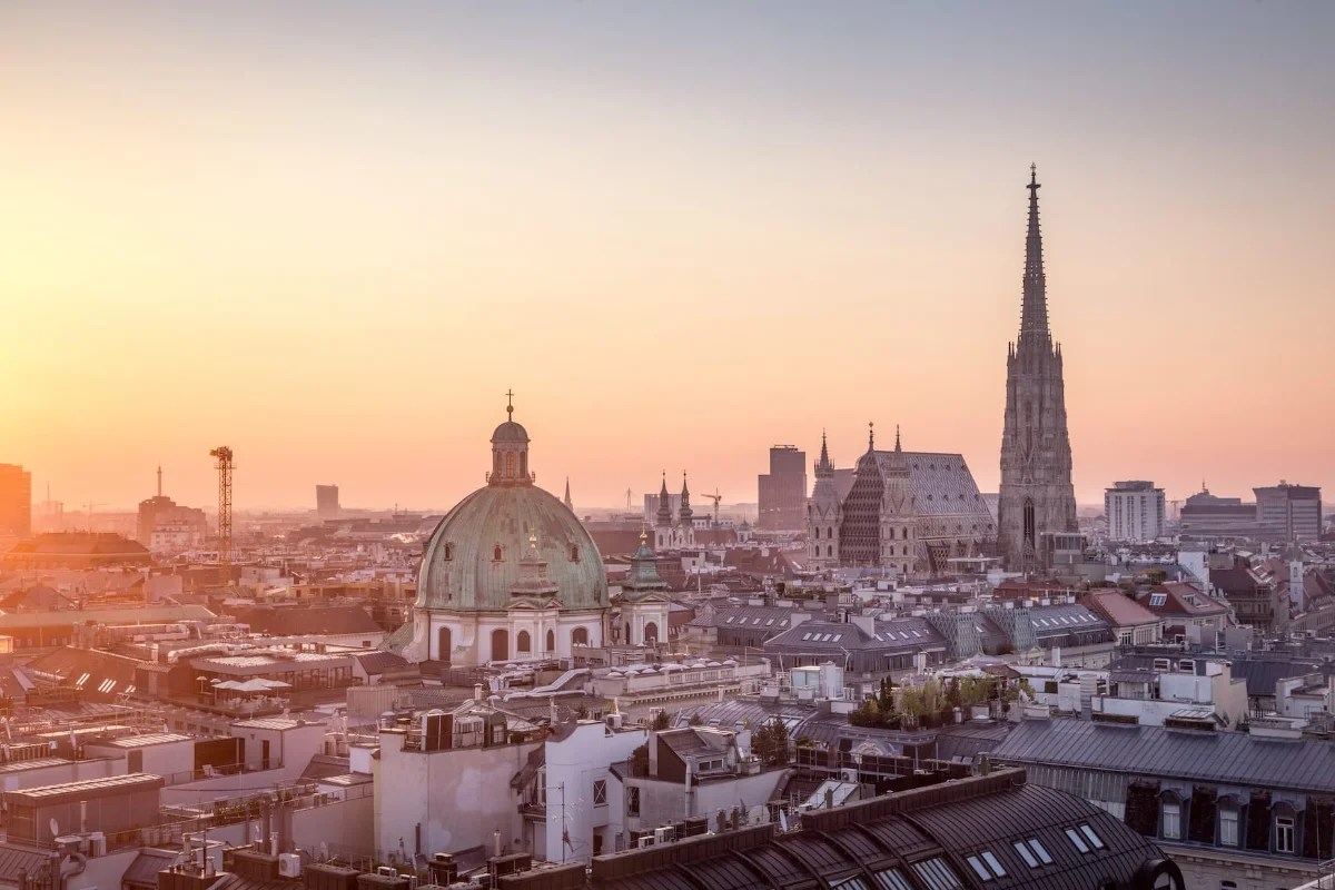 Wien – Blick über die Innenstadt mit Peterskirche und Stephansdom