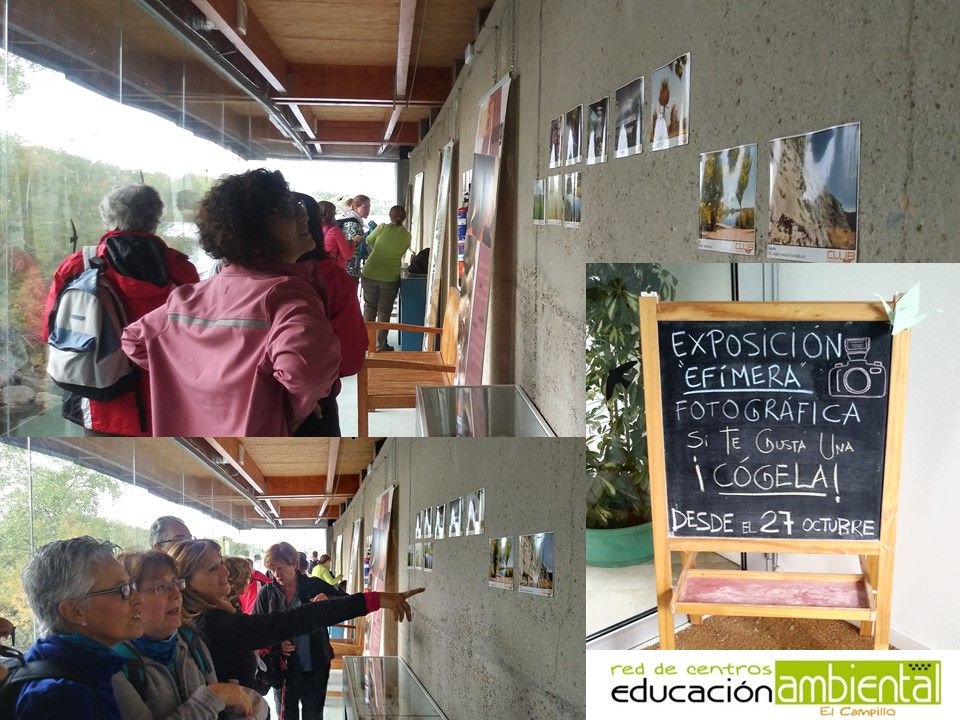 Visitantes disfrutando y eligiendo su fotografía para llevarse de la Exposición Efímera del Club Foto F