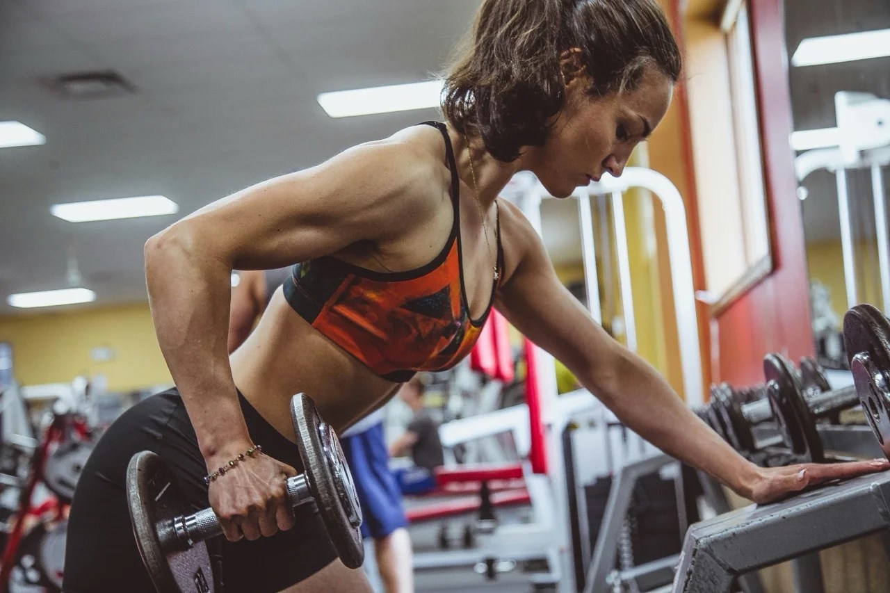 Mujer haciendo ejercicios de fuerza. Qué le pasa a tu cuerpo a partir de los 40 (y que nadie te cuenta)