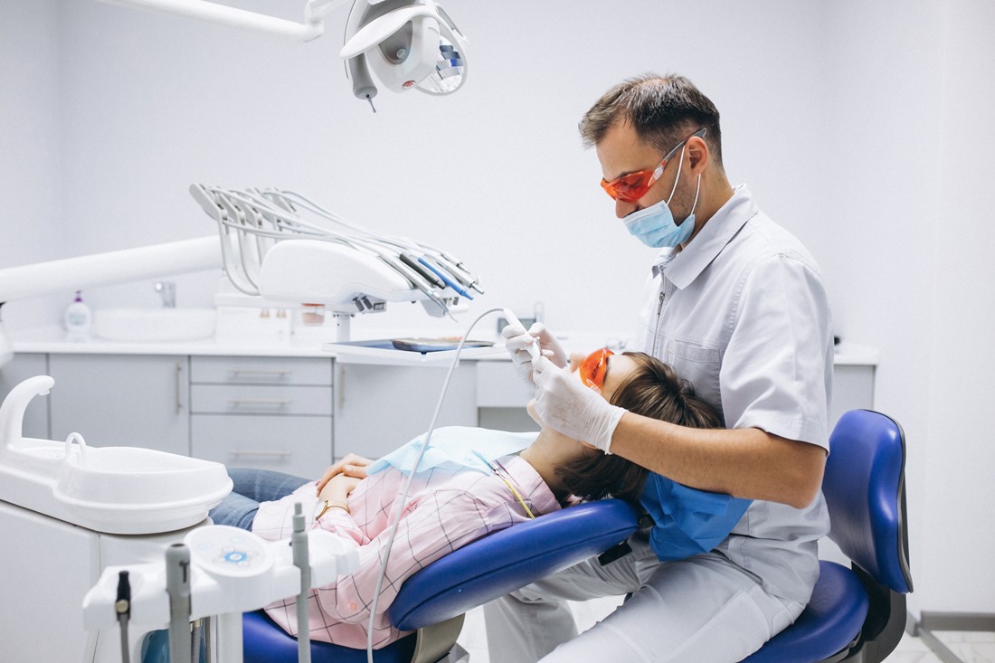 dentista che opera
