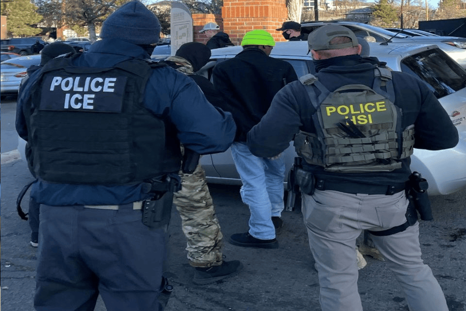 Estados Unidos presenta cargos contra agente de ICE por mentir sobre disparo a migrante venezolano