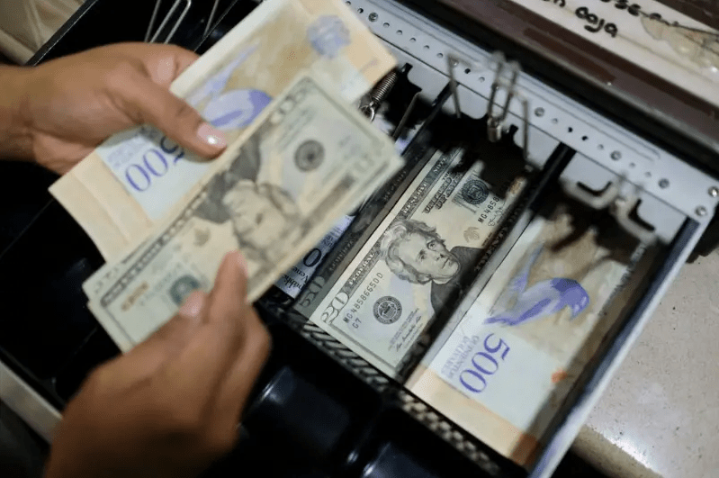 Venezolanos apuestan por la dolarización ante acelerada depreciación del bolívar