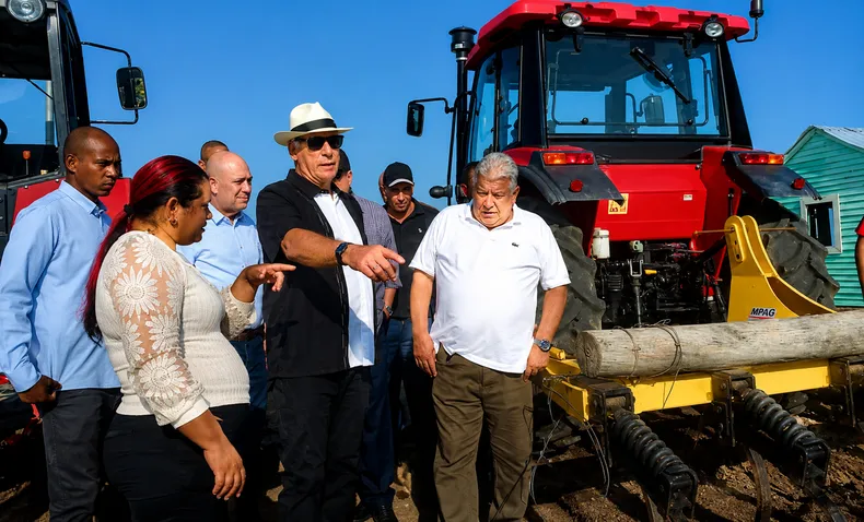 Díaz-Canel aparece con sombrero y guayabera en Pinar del Río mientras ya se agrava la crisis tabacalera cubana