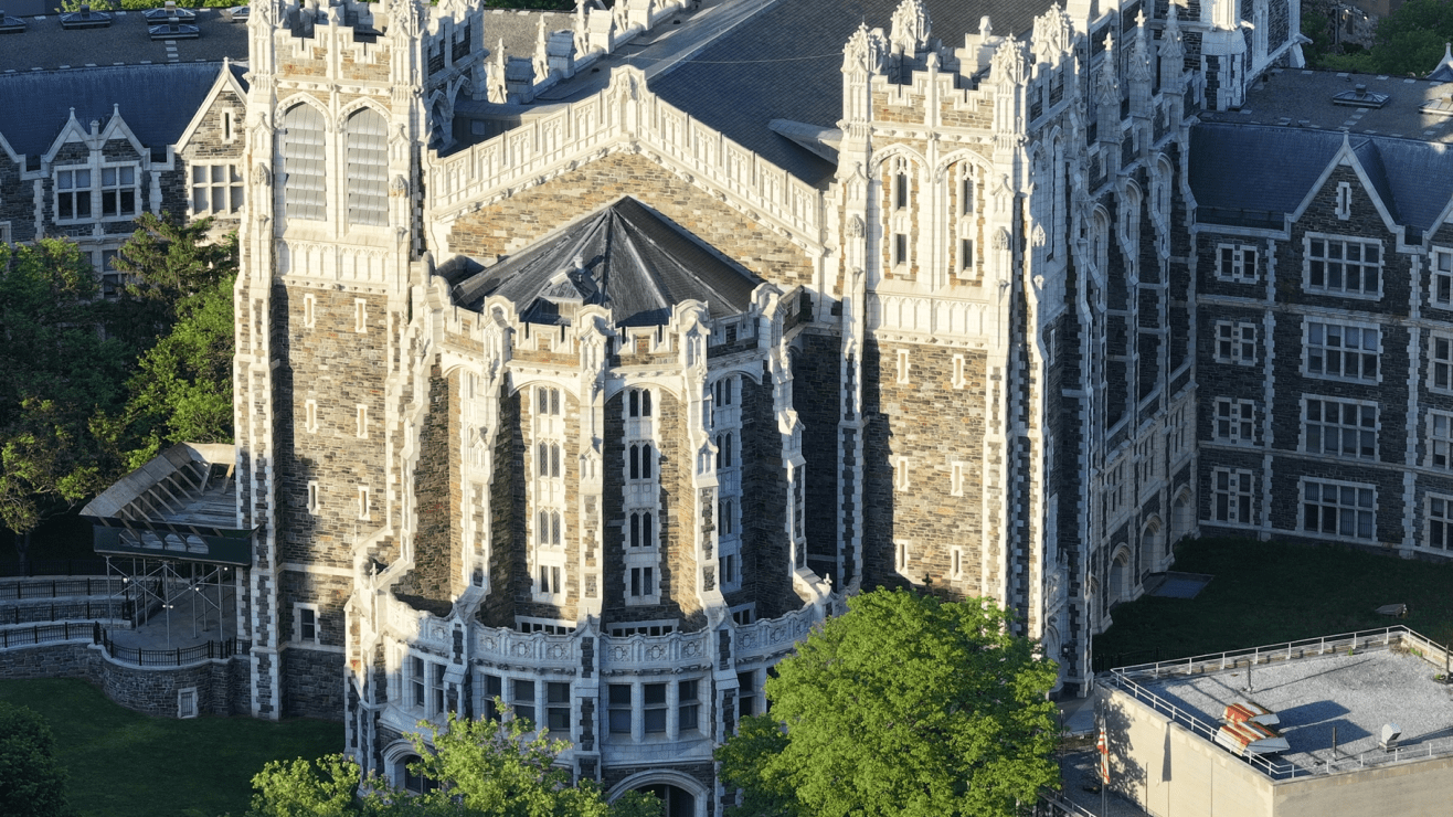 Estudiantes migrantes temen abandonar la universidad en Nueva York tras demanda de Trump contra la matrícula estatal