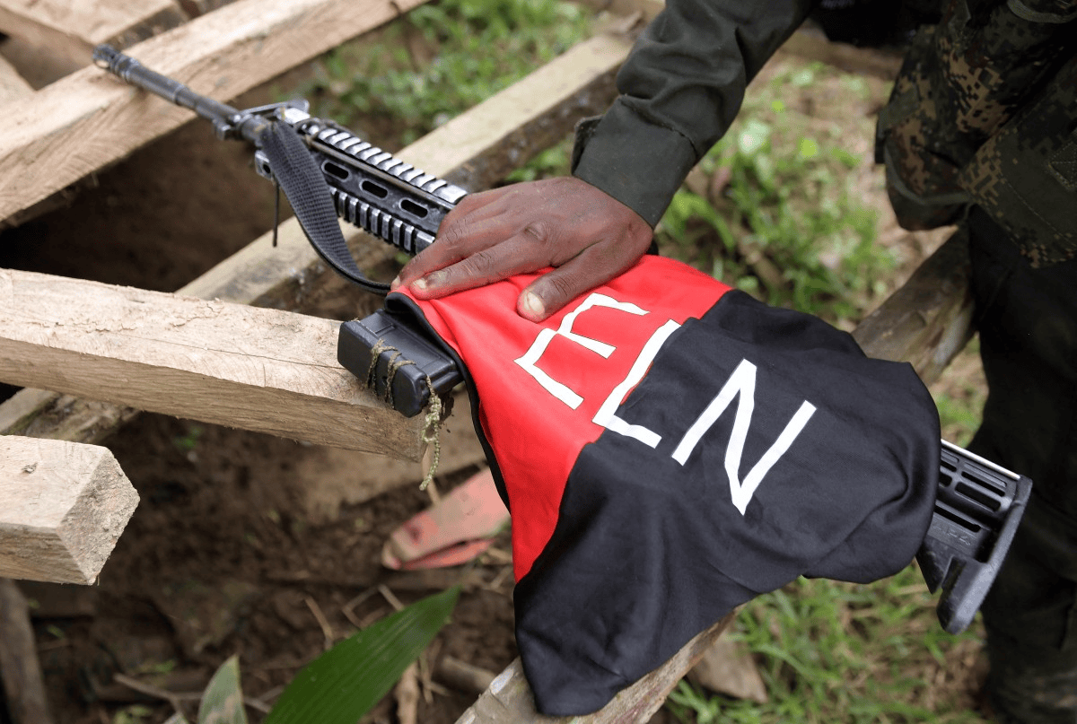 Colombia alerta que cabecillas de ELN y Farc se ocultan en Venezuela y sugiere bombardearlos