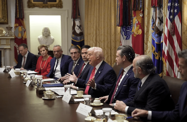Informe revela que 57 funcionarios de Trump tienen fortunas de más de 100 mdd