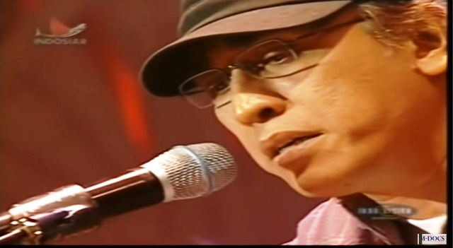 Dia hanya lemah di pernapasan, . Cerita Dibalik Lagu Galang Rambu Anarki Cepagram