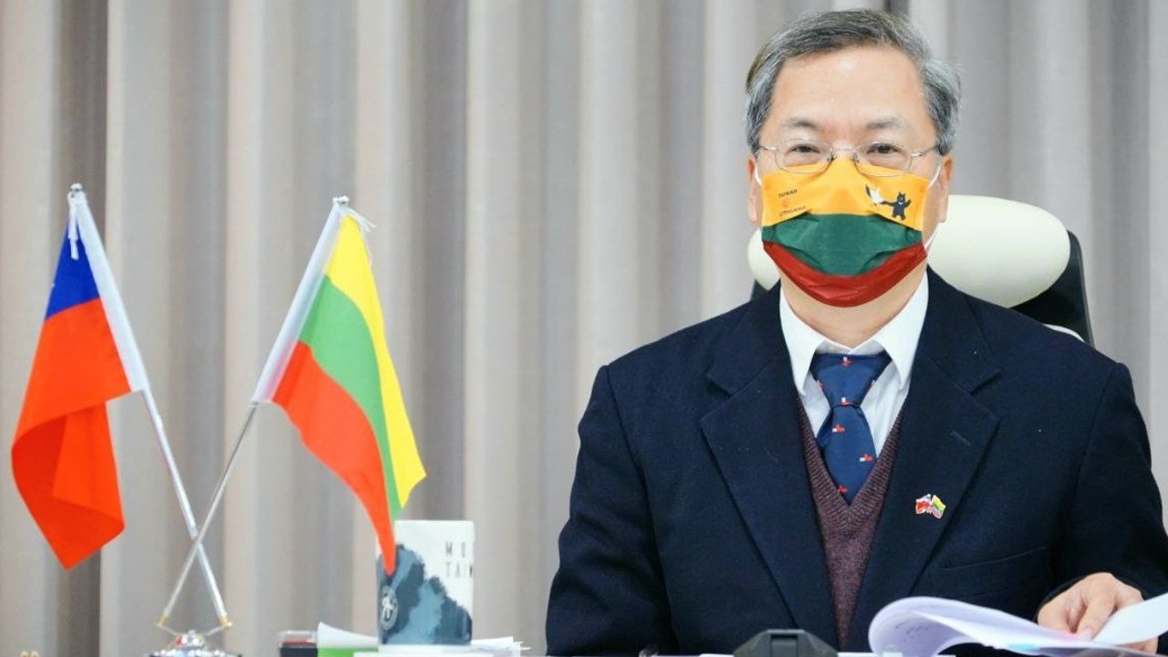 Photo: NDC Minister Kung Ming-hsin (pictured) and Lithuania’s Minister of the Economy and Innovation Ausrine Armonaite discuss ways of deepening economic and trade ties between Taiwan and Lithuania during a virtual meeting Jan. 11. Credit: Staff photo/Chin Hung-hao