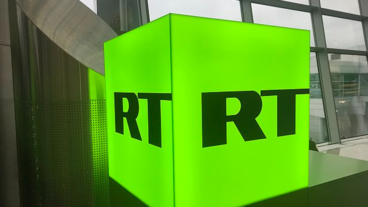 Photo: Russia Today lamp at the Sheremetyevo airport in Moscow. Credit: Benoît Prieur/Wikimedia Commons.