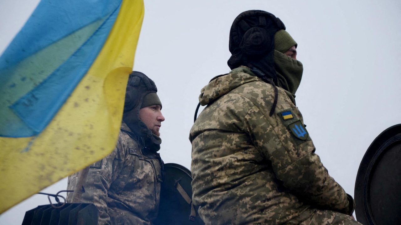 Photo: Service members of the 92nd Separate Mechanized Brigade of the Ukrainian Armed Forces take part in artillery drills at a shooting range in an unknown location in eastern Ukraine, in this handout picture released December 17, 2021. Picture released December 17, 2021. Credit: Press Service of the 92nd Separate Mechanized Brigade/Handout via REUTERS.