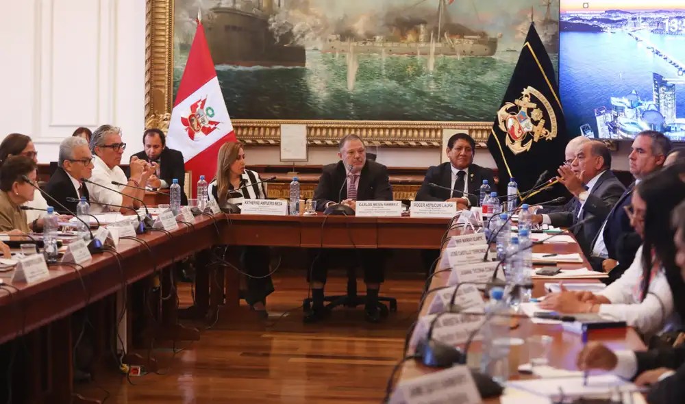[PDF] Comisión de Constitución debate dictamen de delegación de facultades
