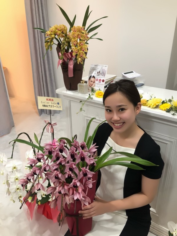 湘南藤沢 脱毛・まつエクサロン スリーズ・ララ  入口 お花 シンビジウム