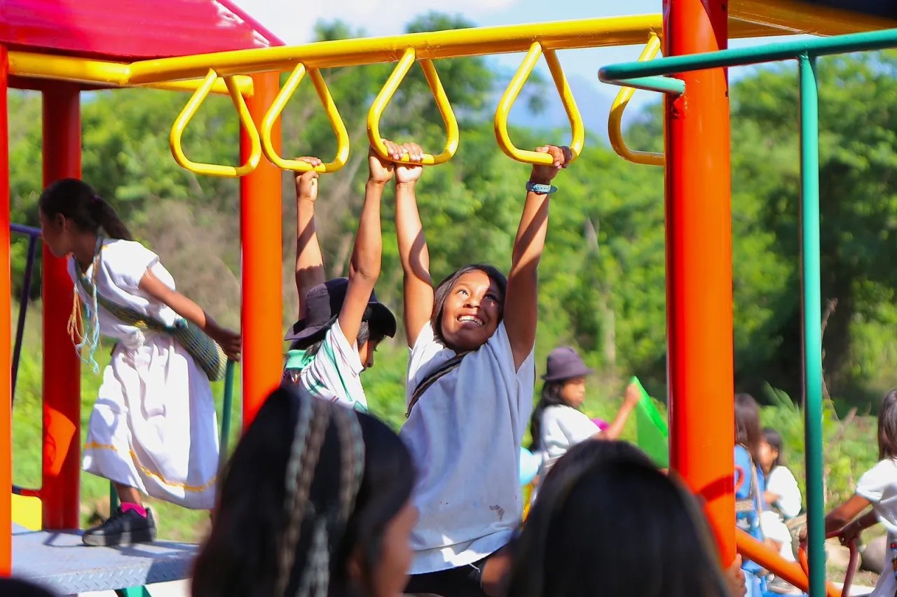 Alcalde Mello Castro entregó baterías sanitarias y parque a Escuela Indígena