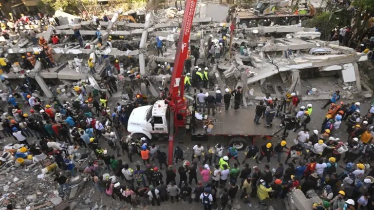 Asciende a 306 las víctimas del terremoto del 10 de agosto