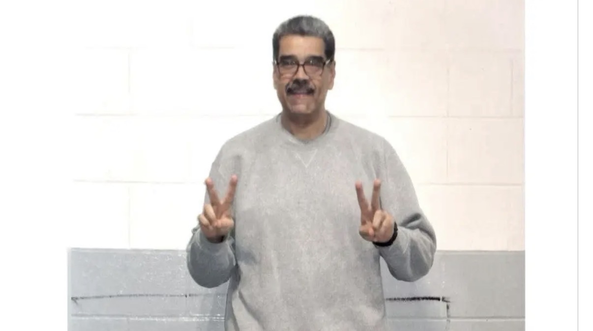 Maduro reaparece en fotos desde una cárcel de Estados Unidos y asegura que sigue “firme”
