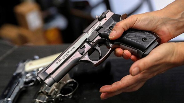 Gobierno levanta suspensión general del porte de armas en Colombia