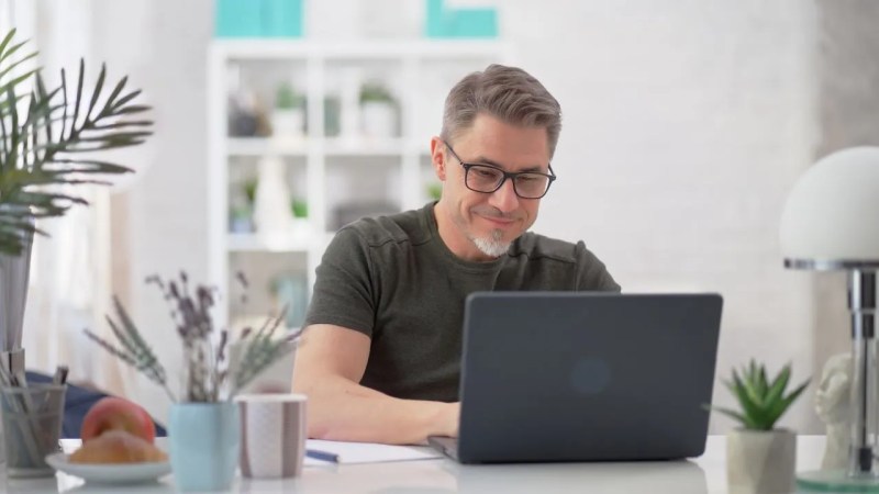 O que é Conectividade Social? | Foto de um senhor empreendedor trabalhando no notebook | Certificação Digital | Blog da Certisign