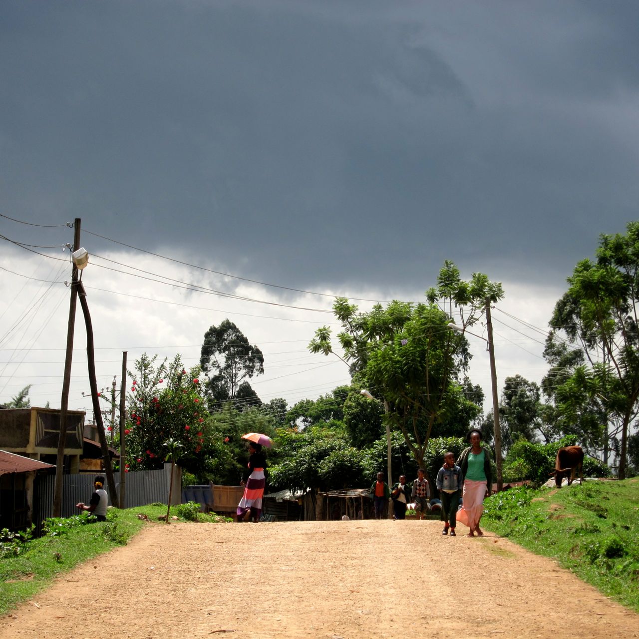 Unterwegs auf der oberen Dorfstrasse nach Bonga