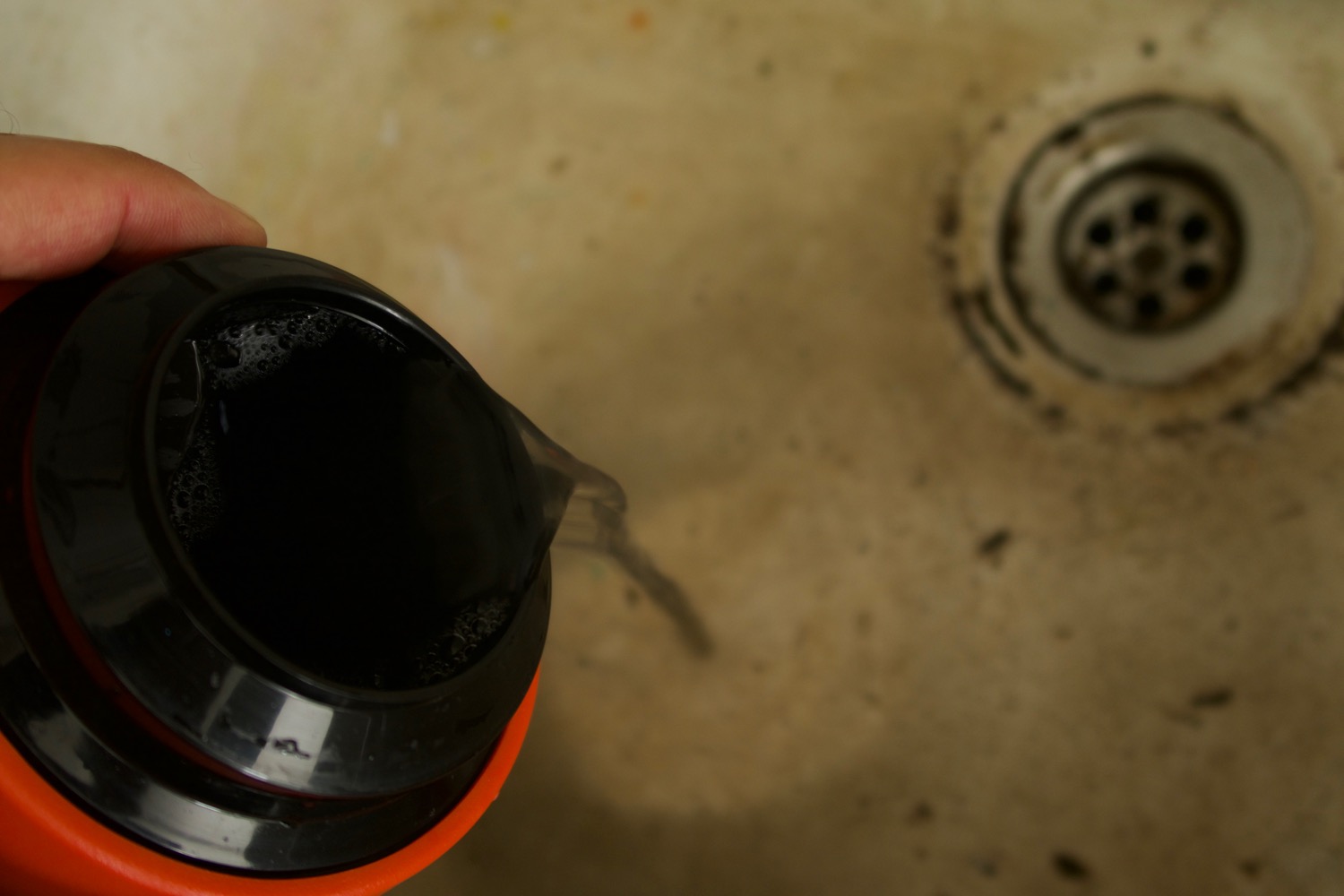 Schwarze Brühe aus dem Döschen: Die Remjet-Schicht löst sich in heißem Sodawasser auf. Zumindest größtenteils...