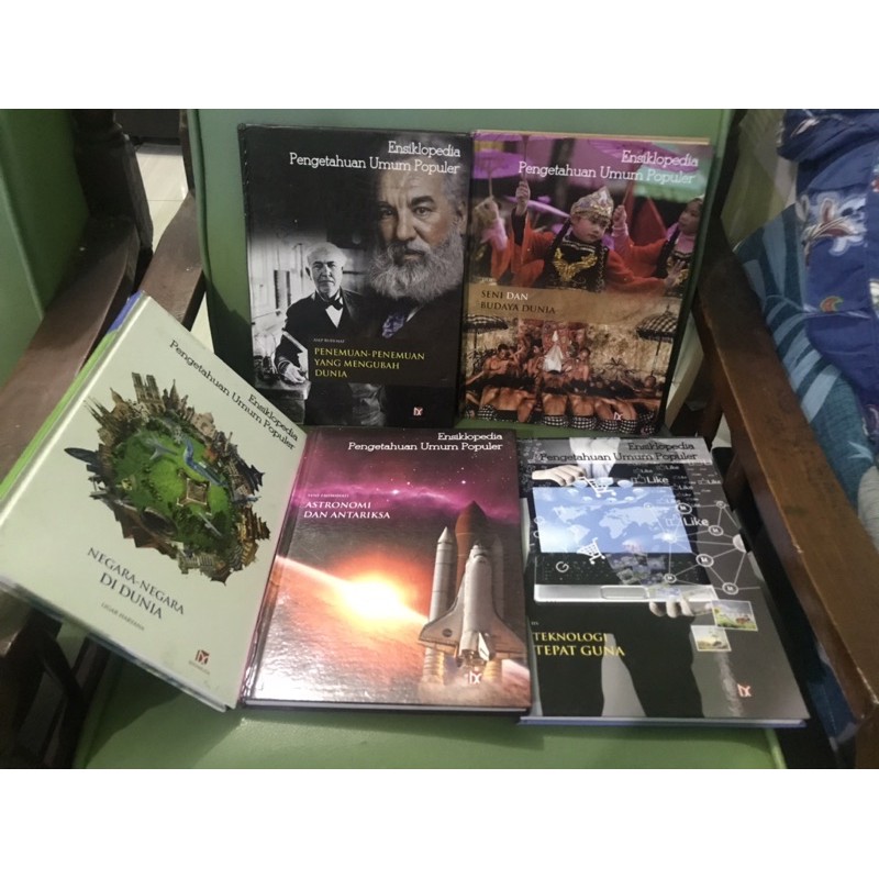 Lebih dekat dengan dunia astronomi / irfan arifuddin. Hard Cover Paket 5 Buku Ensiklopedia Pengetahuan Umum Populer Berwarna Full Color Astronomi Penemuan Shopee Indonesia