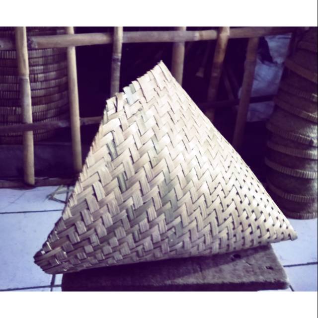 Anyaman Bambu Sukabumi Di Tengah Zaman Plastik Indonesia Kaya Nah berikut ini proses pembuatan Aseupan dari anyaman bambu.