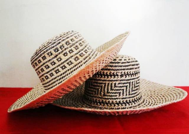 Anyaman rotan berfungsi sebagai hiasan dan benda pakai. Jual Topi Rotan Topi Anyaman Rotan Topi Bundar Topi Pet Khas Dayak Kalimantan Tengah Indonesia Shopee Indonesia
