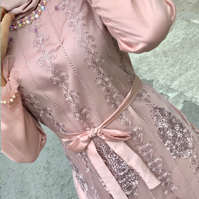 Kalau biasanya kamu mengandalkan warna hitam, sudah saatnya di tahun 2019 ini update gayamu dengan mencoba warna rose gold. Jual Tahlia Dress Warna Rose Gold By Rishona Baju Lebaran Baju Muslim Exclusive Dan Elegan Murah Indonesia Shopee Indonesia