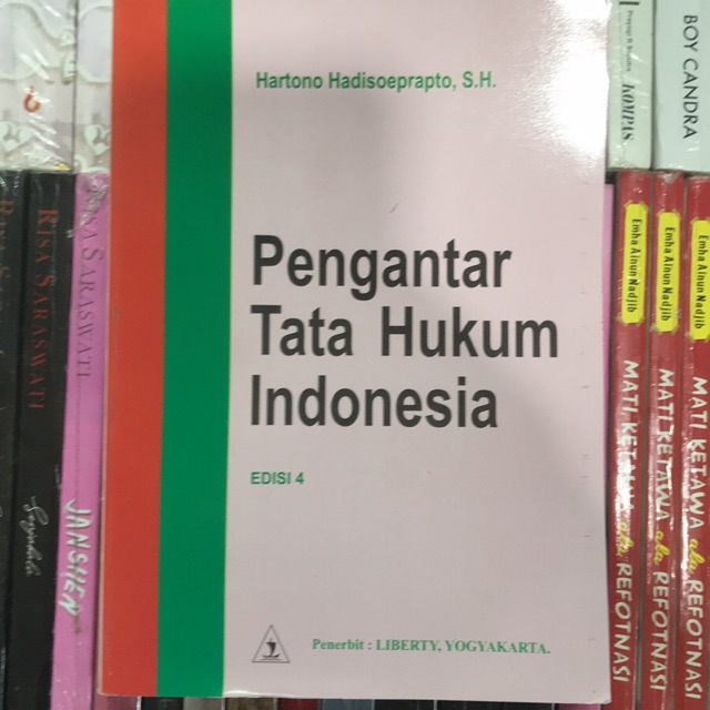 Pengantar Hukum Indonesia Prenada Media Buku pertama adalah Syukur-syukur buku ini dapat pula dijadikan sebagaipengantar bagi kajian hukum tata negara pada umumnya buku pegangan bagi setiap mahasiswa Fakultas Hukumsebagai satu cabang ilmu pengetahuan hukum.
