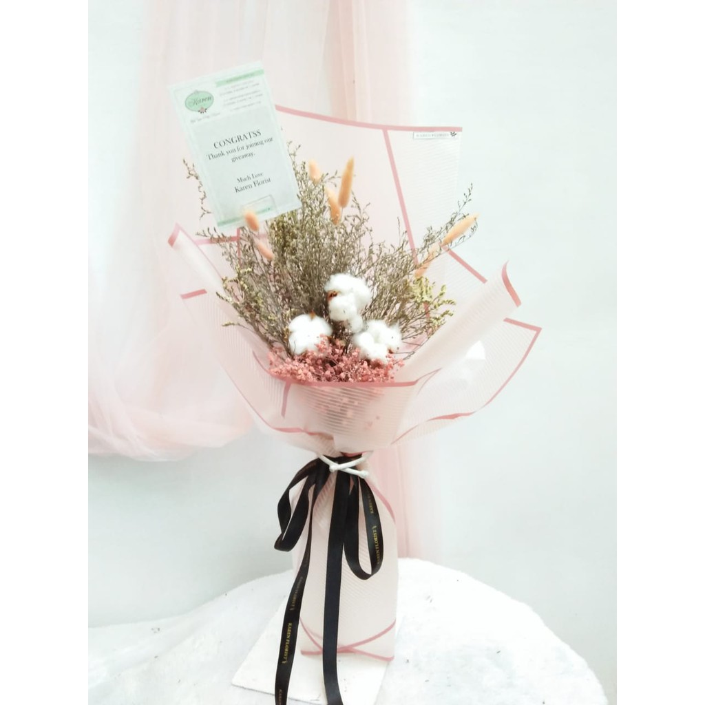 Choose from our dried flower letterbox bouquets or get creative and make your own dried flower bouquets! Dried Flower Buket Wisuda Shopee Indonesia