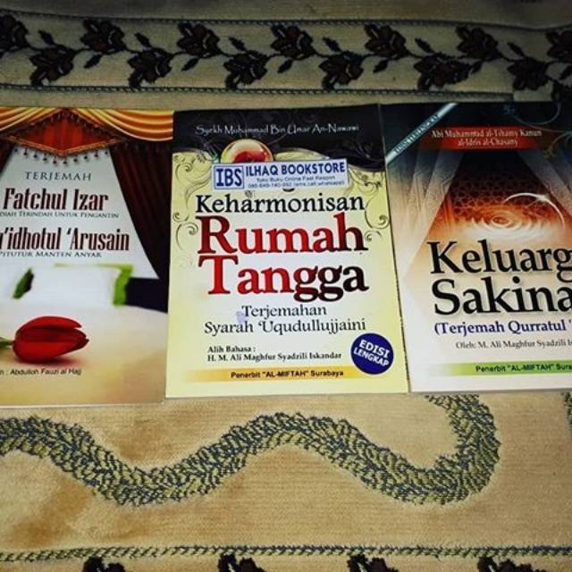 Qurrotul uyun merupakan kitab berbentuk syarah dari nazham (syair) yang ditulis oleh syekh qasim bin ahmad bin musa bin yamun. Paket Fathul Izar Uqudulujain Terjemah Qurotul Uyun Terjemah Fathul Izar Shopee Indonesia