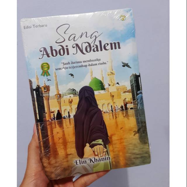 Selama mengais ilmu di sana, anya merupakan khadimah—pembantu perempuan atau abdi dalem dari pondok pesantren tersebut. Novel Sang Abdi Ndalem Shopee Indonesia