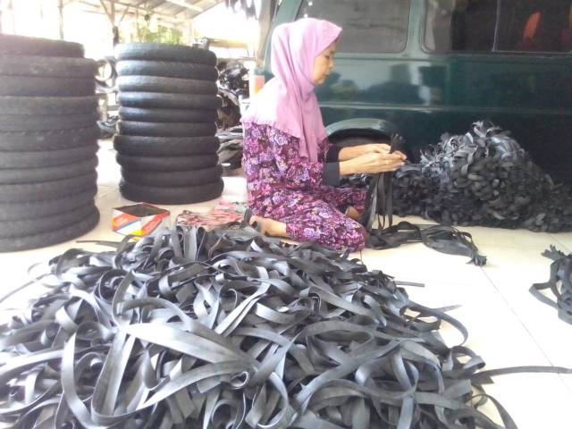 Vidio kali ini merupakan pengembangan dari cara membuat pot bunga dari ban motor bekas bagian 1. Karet Tali Pengikat Dari Ban Bekas Shopee Indonesia