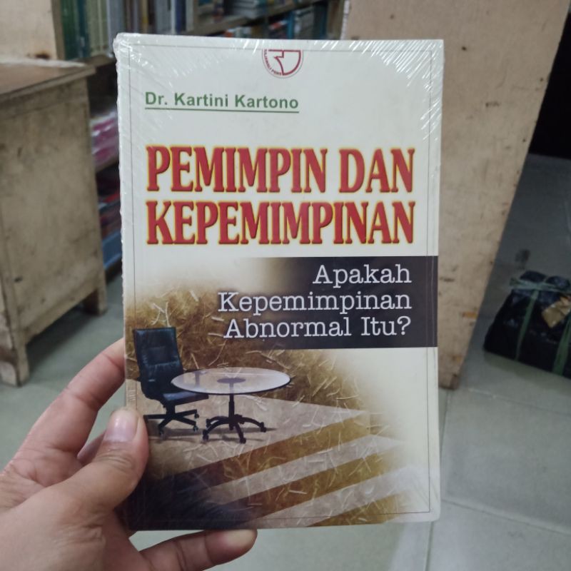 Pemimpin dan kepemimpinan (apakah kepemimpinan abnormal itu?) / kartini, kartono: Pemimpin Dan Kepemimpinan Karangan Kartini Kartono Shopee Indonesia