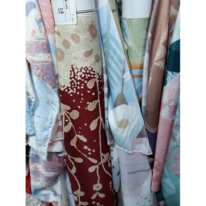 Karakteristik dari bahan satin silk atau satin sutra yaitu bahannya adem dan jika sobat raba akan teras sangat lembut, tipis, dan glossy. Promo Bahan Kain Satin Silk Motif Merah Keren Shopee Indonesia