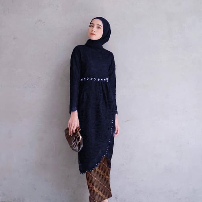 Bawahan rok jarik dengan nuansa jilbab senada dengan warna kebayanya. Setelan Brukat Kebaya Batik Amora Navy Biru Dongker Birdong Kondangan Lace Brukat Shopee Indonesia