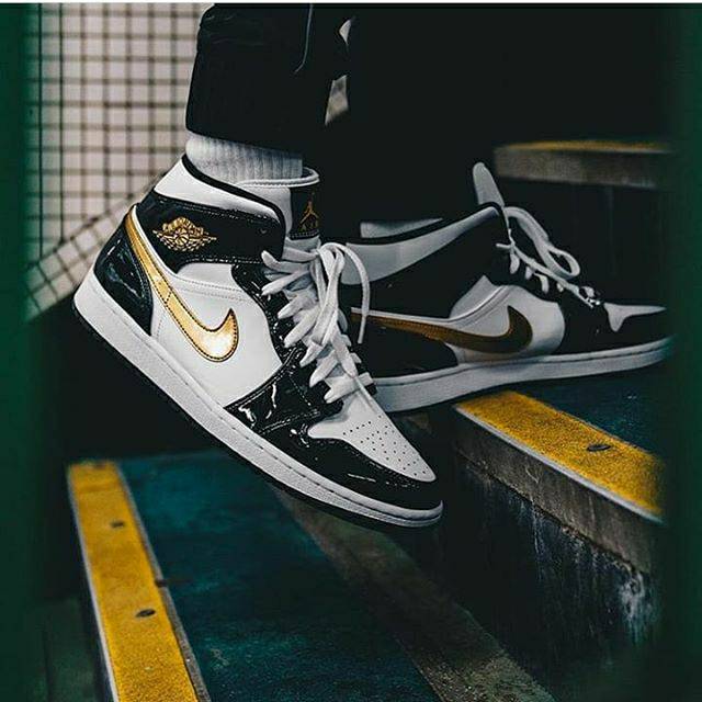 Sepatu sneakers pria wanita murah nike air jordan biru hitam putih. Jual Sepatu Nike Jordan 1 Mid Patent White Black Gold Putih Hitam Emas Premium Original Sneakers Indonesia Shopee Indonesia