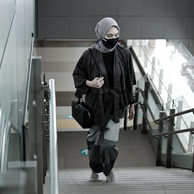 Seperti ide outfit hijab di atas yang memadukan outer scarf warna cerah. KIREIDESU Japanese Outer Kimono | Shopee Indonesia