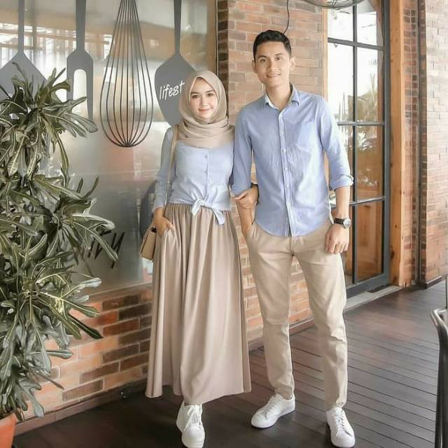 Tema casual cukup populer di kalangan calon pengantin karena cukup fleksibel dalam menentukan tempat dan baju saat foto prewedding. Baju Couple Baju Couple Prewedding Baju Couple Casual Baju Coulle Santai Shopee Indonesia