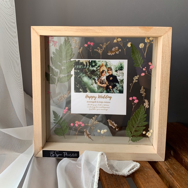 Cute and heartwarming ceramic photo frames that come with wooden stands are a perfect gift to delight your special one, owing to adorable love couples or wedded couple figures or turtle doves adorned on these frames. Harga Frame Gift 3d Terbaru Agustus 2021 Biggo Indonesia