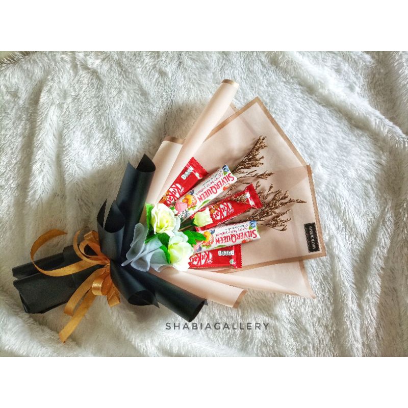 Jual buket coklat silverqueen kitkat buket bunga wisuda buket snack