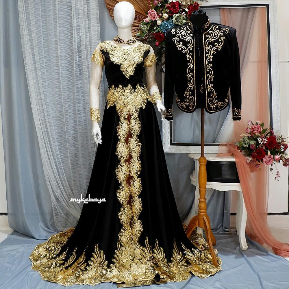 Tampil elegan dan modern dengan berbagai pilihan pakaian di lazada.co.id | voucher diskon ✓ gratis ongkir ✓ murah tiap hari ✓ cod. Jual Kebaya Couple Sarimbit Sepasang Basofi Bludru Tempet Lace Payet Hitam Gold Resepsi Pengantin Pesta Indonesia Shopee Indonesia