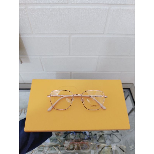 Mata juling atau istilah medis strabismus bisa di koreksi dengan terapi kacamata, yaitu menggunakan lensa prisma.lensa prisma terdiri dari . 8ywa Tur Lmzkm