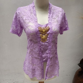 Ia diperbuat utamanya daripada kain kasa dipasangkan dengan sarung, batik atau pakaian tradisional lain seumpamanya seperti songket dengan motif pelbagai corak . Jual Baju Kebaya Wanita Brukat Brokat Wisuda Pakaian Adat Jawa Tradisional Cewek Solo Jogja Lengan Pendek Indonesia Shopee Indonesia