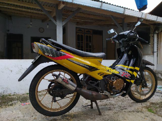 JUal Suzuki Satria Hiu 2 Tak merah-hitam Tahun 2004 - Motor