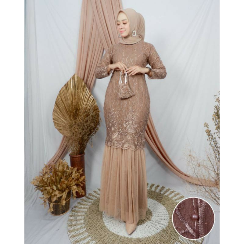 Kebaya yang memiliki desain modern dan elegan sangat beragam dijual di . Harga Baju Seragam Pesta Keluarga Model Brokat Terbaru Juli 2022 Biggo Indonesia