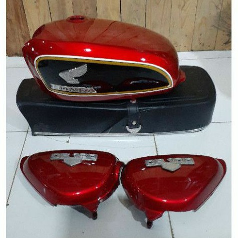 Informasi yang dapat kami sampaikan kali ini terkait tangki motor dengan judul artikel ide tangki cb 100 berikut ini. Tangki Cb100 Merah Gold Tangki Cb Glatik Set Jok Shopee Indonesia