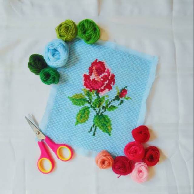 Membuat sulaman pada kain strimin prosesnya hampir sama membuat sulaman pada kain kanvasbedanya hanya pada medianyakain strimin yang digunakan untuk menyulam. 1 Petak 30x30 Cm Kain Strimin Sulam Menyulam Shopee Indonesia