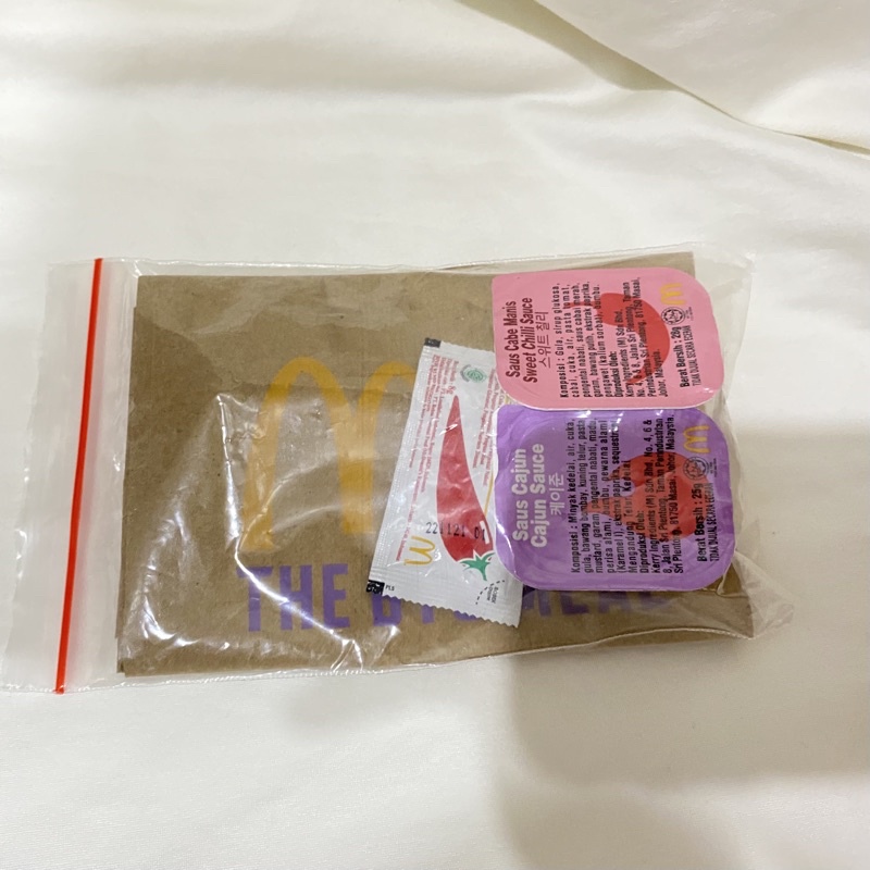 Bobot satu kemasan sweet chili sauce 28 gram dan tertulis tidak dijual secara eceran. Harga Mcd Bts Meal Sauce Terbaru Juli 2022 Biggo Indonesia