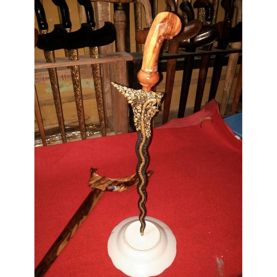 Kebolehannya membuatkan keris berdiri tanpa sebarang bantuan di permukaan. Keris Berdiri Nogo Sosro Shopee Indonesia