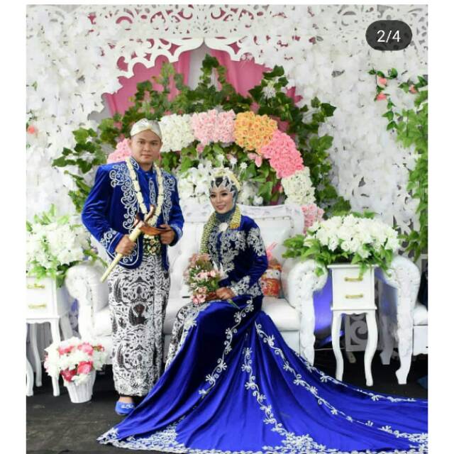 Baju pengantin adat jawa ini sedikit di modernisasi dengan balutan kain tile pada bagian dada. Foto Baju Pengantin Adat Jawa Greatnesia